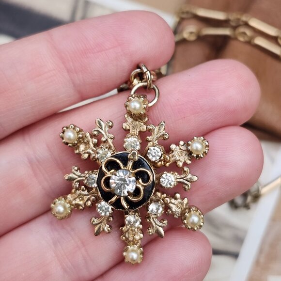 Vintage 1950's enamel & rhinestone snowflake pendant on gold tone chain - Picture 7 of 10